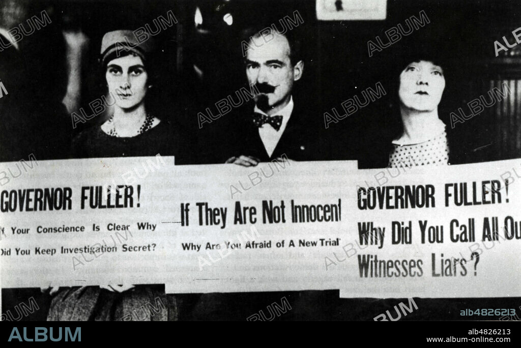 Manifestants en faveur de Sacco et Vanzetti. de gche a dte : Elizabeth Merril, Paxton Hibben (1880-1928) et Katherine Anne Porter (1890-1980). Photographie vers 1927. annees 20. Credit : Collection KHARBINE-TAPABOR.