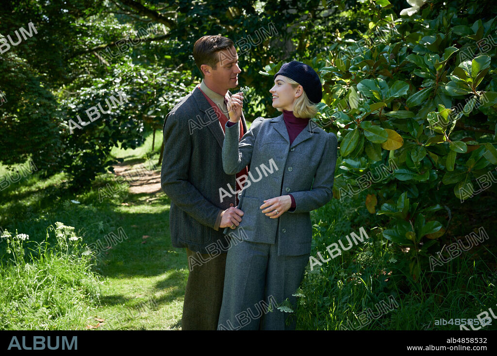 ARMIE HAMMER und LILY JAMES in REBECCA, 2020, unter der Regie von BEN WHEATLEY. Copyright NETFLIX/WORKING TITLE FILMS.