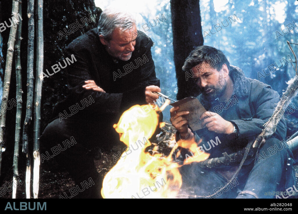 ALEC BALDWIN y ANTHONY HOPKINS en EL DESAFÍO, 1997 (THE EDGE), dirigida por LEE TAMAHORI. Copyright 20TH CENTURY FOX / LEDERER, JOE.