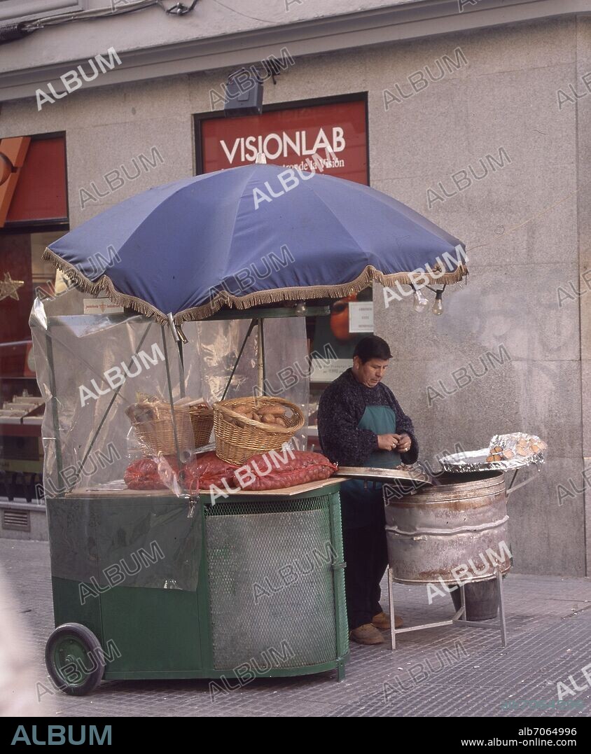PUESTO AMBULANTE DE VENTA DE CASTAÑAS Y BATATAS ASADAS-NAVIDAD.