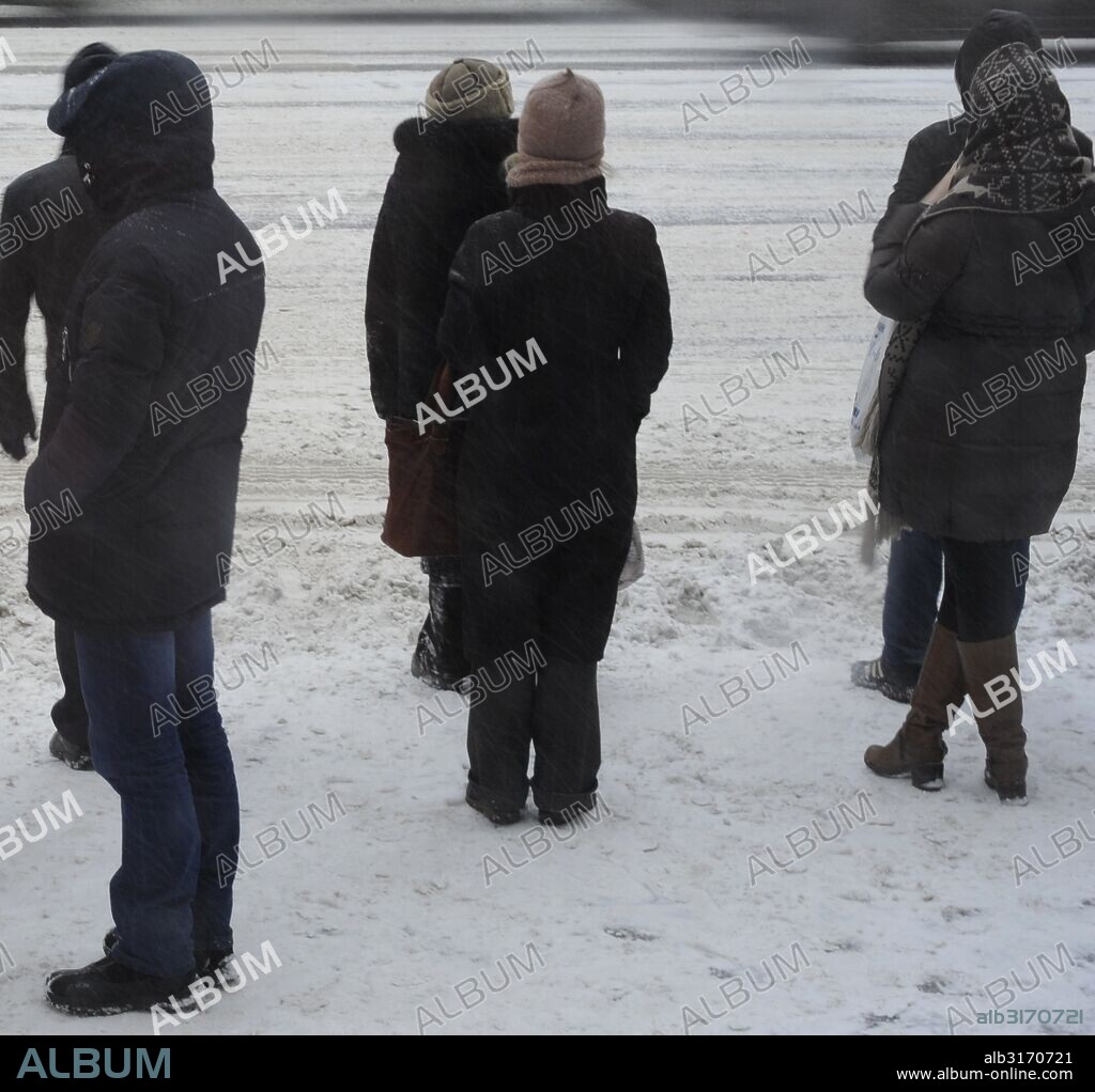 Personas caminando por la calle principal Nevsky Prospekt durante una nevada. San Petersburgo. Rusia.