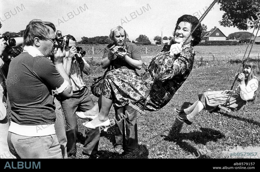 Sångerskan Birgit Nilsson gungar med barn omgiven. av press fotografer pressfotografer. Nilsson Birgit sång Sit 1977. Foto: Sydsvenskan / IBL Bildbyrå.