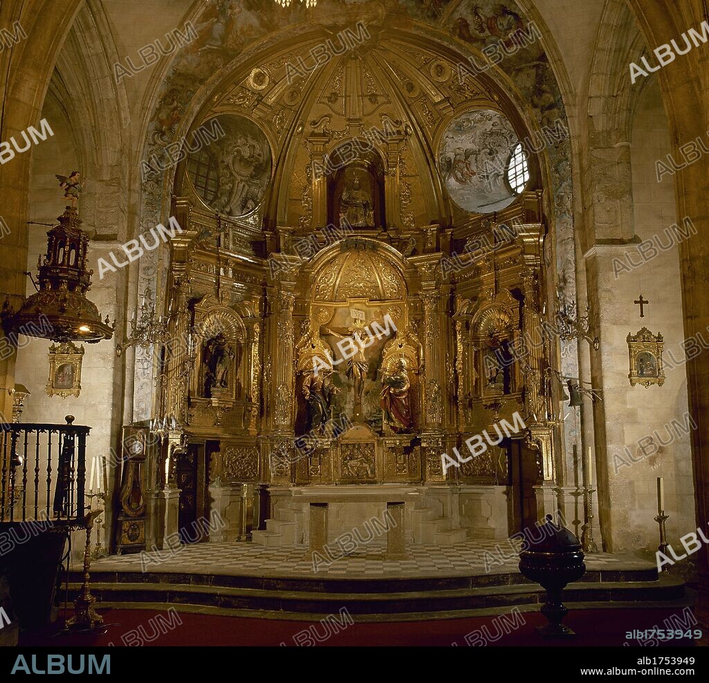 ARTE S. XVIII. ESPAÑA. Vista general del RETABLO MAYOR de la IGLESIA PARROQUIAL DE SAN PEDRO. En su centro, el famoso CRISTO DE LIMPIAS, que a partir de 1919 fue sujeto de hechos milagrosos. LIMPIAS. Cantabria. España.