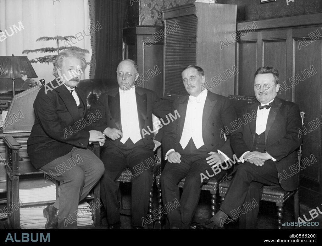 Orig. bildtext... DER ENGLISCHE DICHTER WELLS IM REICHSTAG. Der bekannte englische Schriftsteller und Philosoph Herbert George Wells befindet sich zur Zeit in Berlin und hielt gestern 15. April im Reichstag einen Vortrag über Gesunden Menschenverstand und Weltfrieden. U.B.z. von links nach rechts: Professor Albert Einstein Kulturminister Dr. Karl Heinrich Becker, Herbert George Wells Reichstagspräsident Dr. Paul Löbe. Anm. CD138 Författare persons: Albert Einstein ;Herbert George Wells ;Karl Heinrich Becker ;Paul Löbe sites: BERLIN ;STORBRITANNIEN* ;TYSKLAND.