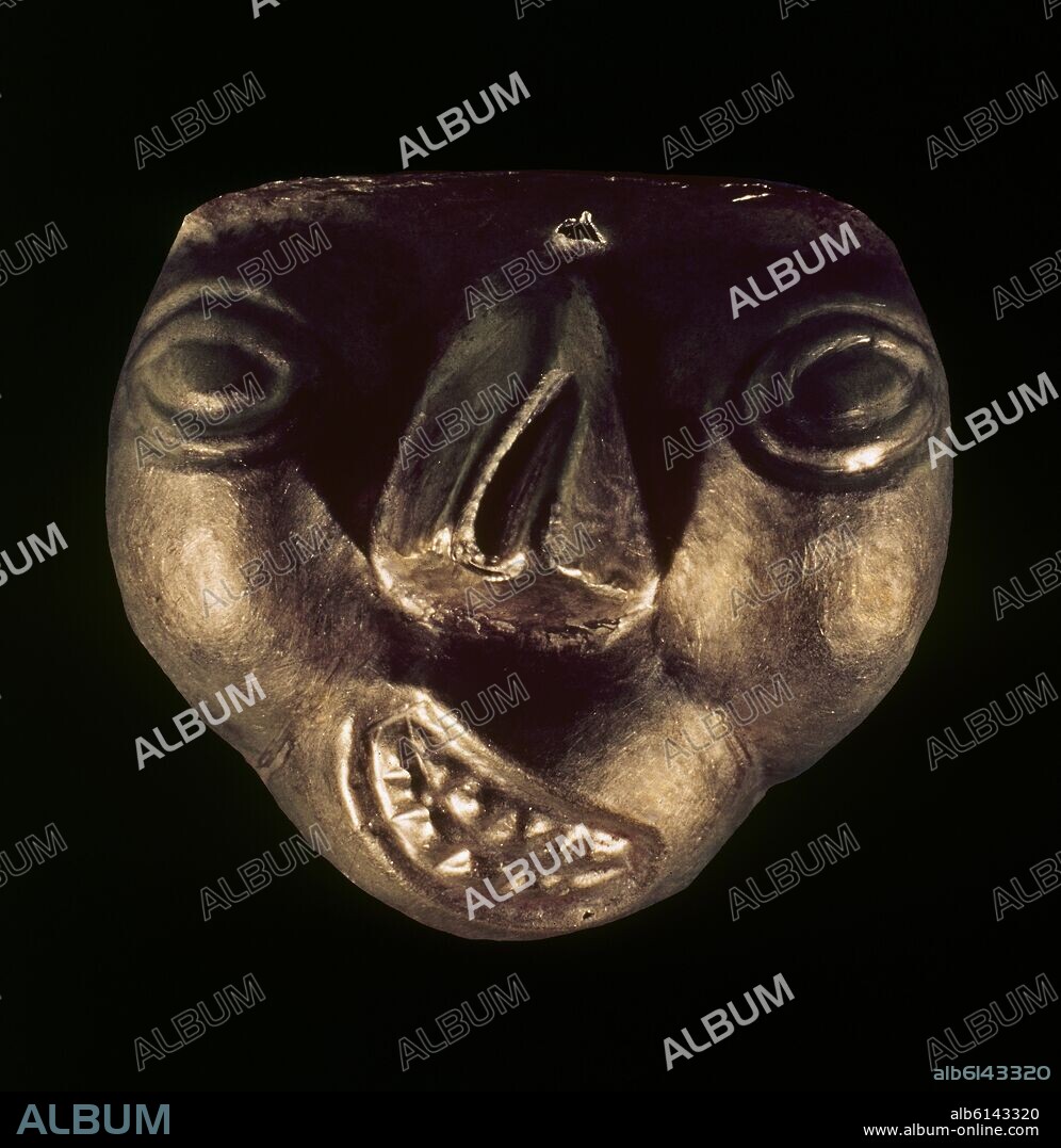MASCARILLA MOSTRANDO MUTILACIONES FACIALES - ORO - CULTURA MOCHICA - PERIODO INTERMEDIO TEMPRANO - 100 AC-700 DC - PERU - NUM INV 7468.