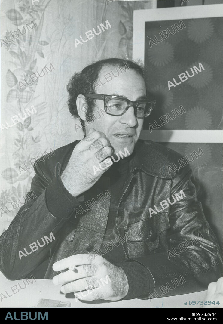 Madrid, abril de 1972.  Joaquín Salvador, «Quino», creador de Mafalda, durante una entrevista.