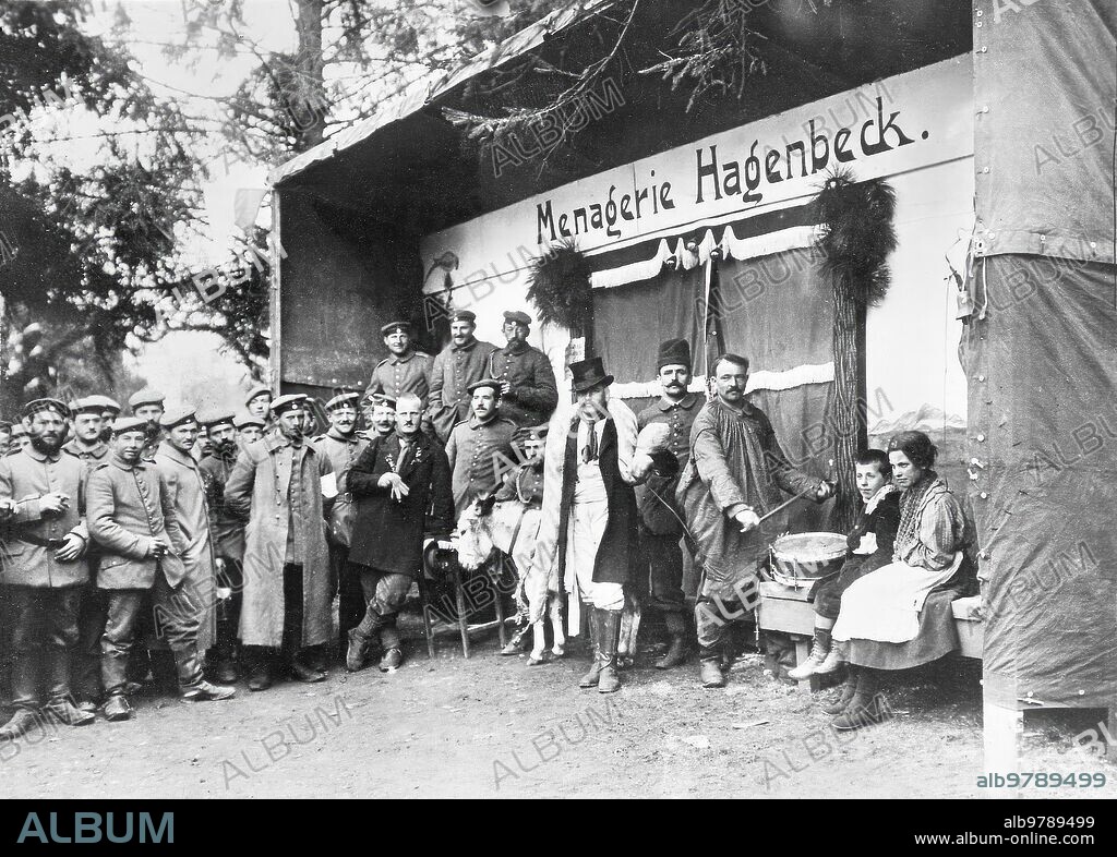 Julio 1915. El buen humor de los Soldados Alemanes. Una barraca de Feria Improvisada por los Soldados Alemanes en país Enemigo. Foto: Hofer.