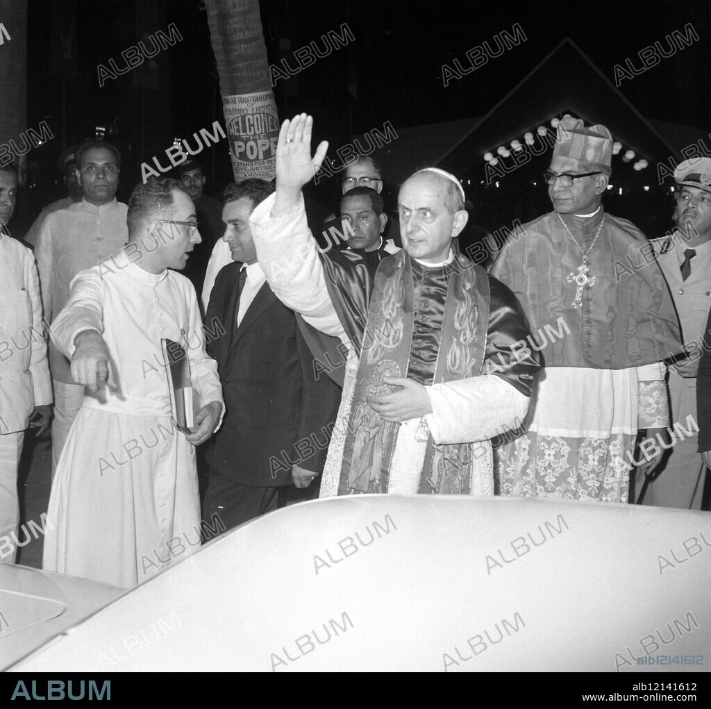 CARDINAL VALERIAN GRACIAS AT CONGRESS IN BOMBAY OVAL WITH POPE PAUL VI / ;. 4 DECEMBER 1964.
