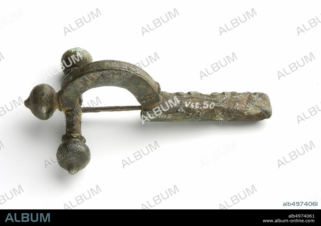 Large bronze crossbow fibula with two buds, fibula, crossbow fibula, metal, bronze, 8,8 x 5,4 x 2,7 cm, roman 300-400 AD, Netherlands, Gelderland, Nijmegen, Nijmegen.