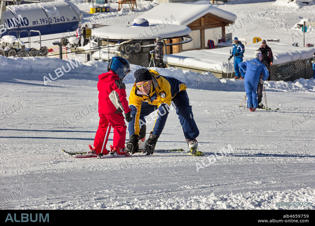 Bormio 2000, Italian Ski School "Gallo Cedrone": a ski teacher is giving a child a lesson.