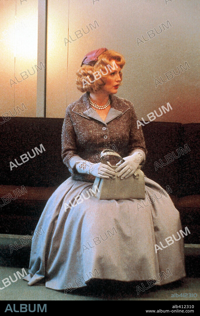 JULIANNE MOORE en LEJOS DEL CIELO, 2002 (FAR FROM HEAVEN), dirigida por TODD HAYNES. Copyright CLEAR BLUE SKY/JOHN WELLS/KILLER FILMS/ESTION EIGHT/VULCAN.