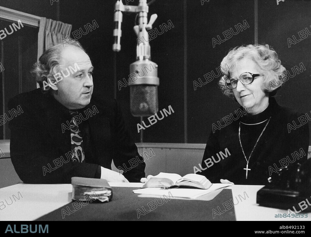 STOCKHOLM 1974-02.. Utan bildtext. Anm. Pub. i boken Hört och sett sid.128: Margit Sahlin är en gärna hörd röst i de religiösa programmen. Hon var en av de första prästvigda kvinnorna, är kyrkoherde i Engelbrekts församling i Stockholm och mångårig direktor vid S:ta Katharinastiftelsen. Här vid en inspelning av morgonandakt med John Ronnås, som 1970 blev chef för de religösa programmen i radio Kyrkoherdar CD137 persons: Margit Sahlin ;John Ronnås sites: SVERIGE ;STOCKHOLM.