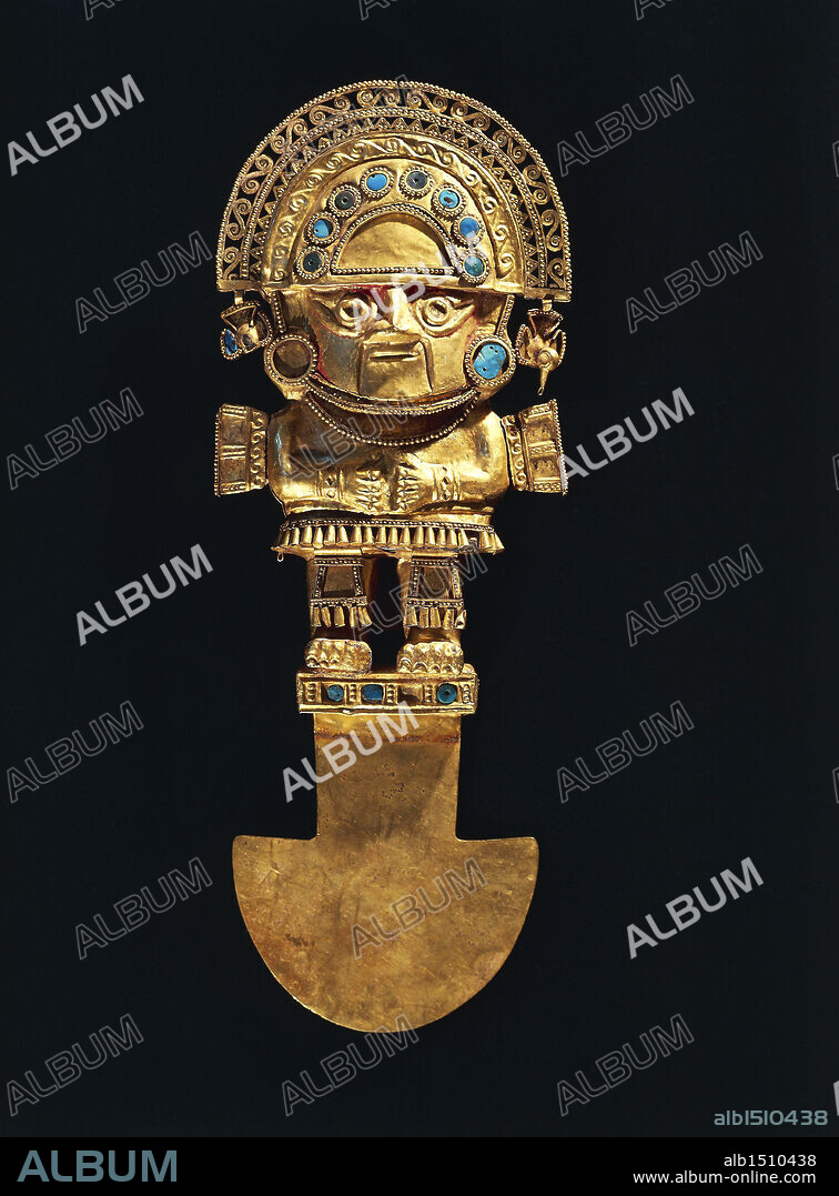 Pre-Inca civilization, Peru, 14th century. Goldsmith Art. Chimu culture, ceremonial knife with crescent shaped blade.