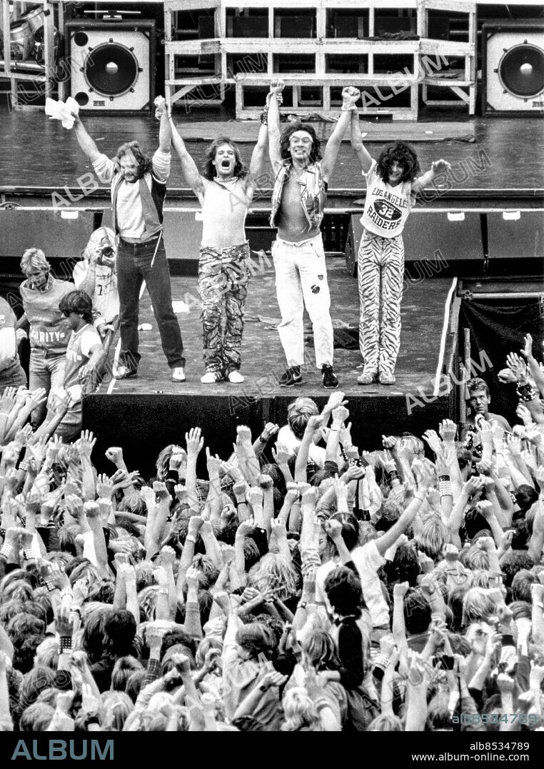 ARKIV 1984-08-25. Medlemmarna i den amerikanska hårdrocksgruppen Van Halen fr. v: Michael Anthony, David Lee Roth, Alex Van Halen och Eddie Van Halen tackar publiken efter sitt uppträdande vid Rock- och hårdrocksfestivalen "Monster of Rock" på Råsunda Fotbollsstadion 25:e augusti 1984.. Foto: SvD / TT / Kod: 11014.