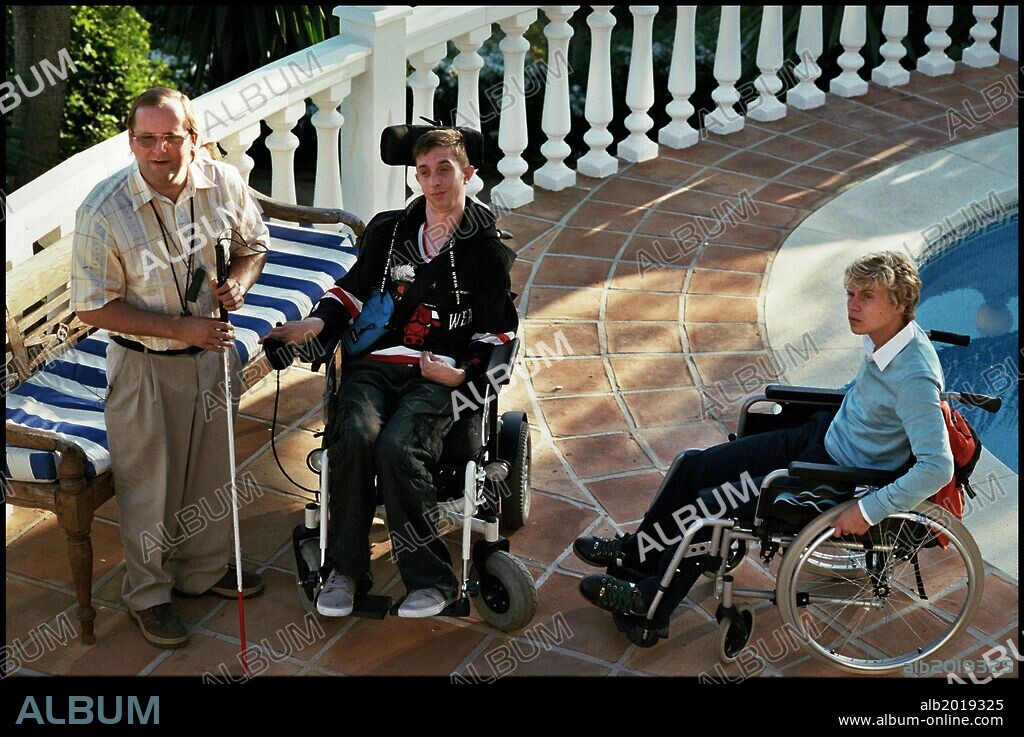 GILLES DE SCHRYVER, ROBRECHT VANDEN THOREN et TOM AUDENAERT dans HASTA LA VISTA, 2011, réalisé par GEOFFREY ENTHOVEN. Copyright FOBIC FILMS/K2/EEN.