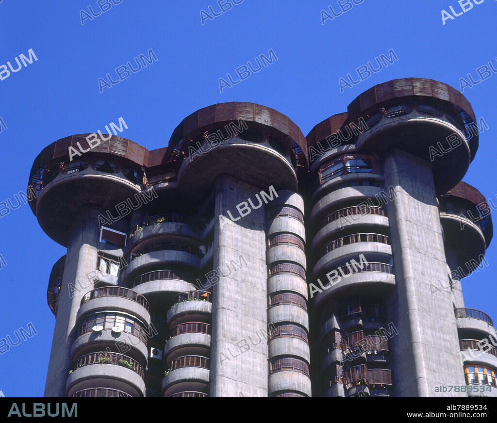 FRANCISCO JAVIER SÁENZ DE OIZA. TORRES BLANCAS - BLOQUE DE VIVIENDAS CON FORMAS CIRCULARES REALIZADO EN HORMIGON - 1969.