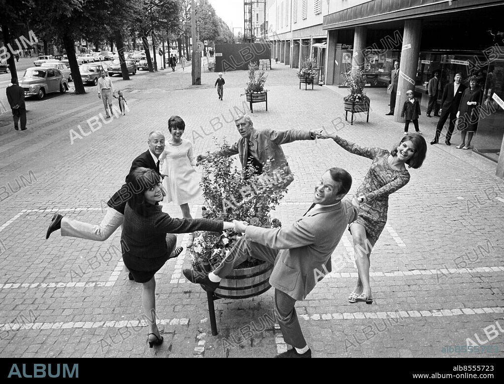 Göteborg 26 juni 1967. Knäppupp-artister på Avenyn: Anna Sundquist, Stig Grybe, Marianne Mohaupt, Martin Ljung, troligen Ingalill Nilsson, samt Svend Asmussen - man spelade något i Knäppupp-tältet denna sommar som hette Svendska revyn med bl.a. Svend Asmussens kvintett. *** Local Caption *** GP jun1967_1767. KAMERAREPORTAGE.