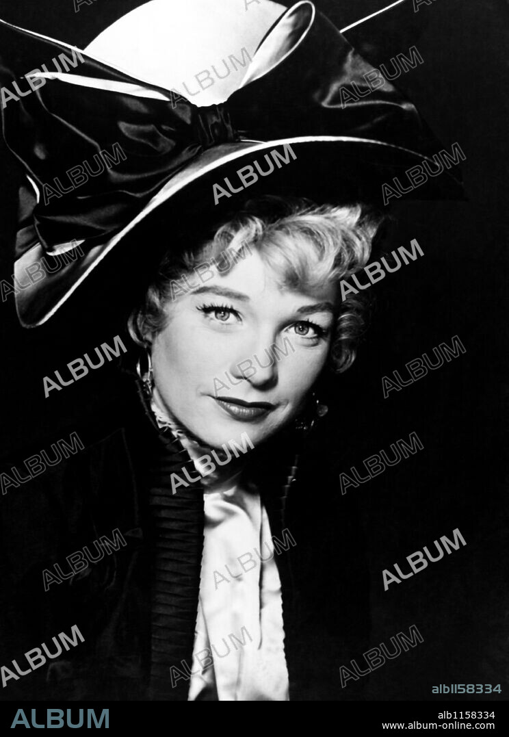 SHIRLEY MACLAINE in CAN-CAN, 1960, directed by WALTER LANG. Copyright 20TH CENTURY FOX.