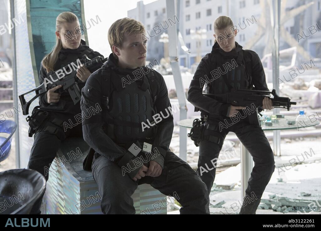 JOSH HUTCHERSON, KIM ORMISTON and MISTY ORMISTON in HUNGER GAMES: THE HUNGER GAMES: MOCKINGJAY-PART 2, 2015, directed by FRANCIS LAWRENCE. Copyright COLOR FORCE/LIONGATE/STUDIO BABELSBERG / CLOSE, MURRAY.