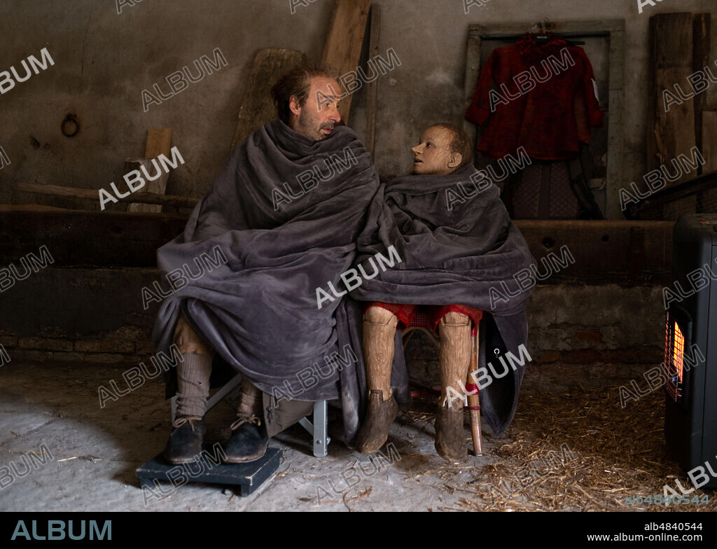 FEDERICO IELAPI and ROBERTO BENIGNI in PINOCCHIO, 2019, directed by MATTEO GARRONE. Copyright ARCHIMEDE/ RAI CINEMA/ LE PACTE/ RPC / DE LAZZARIS, GRETA.