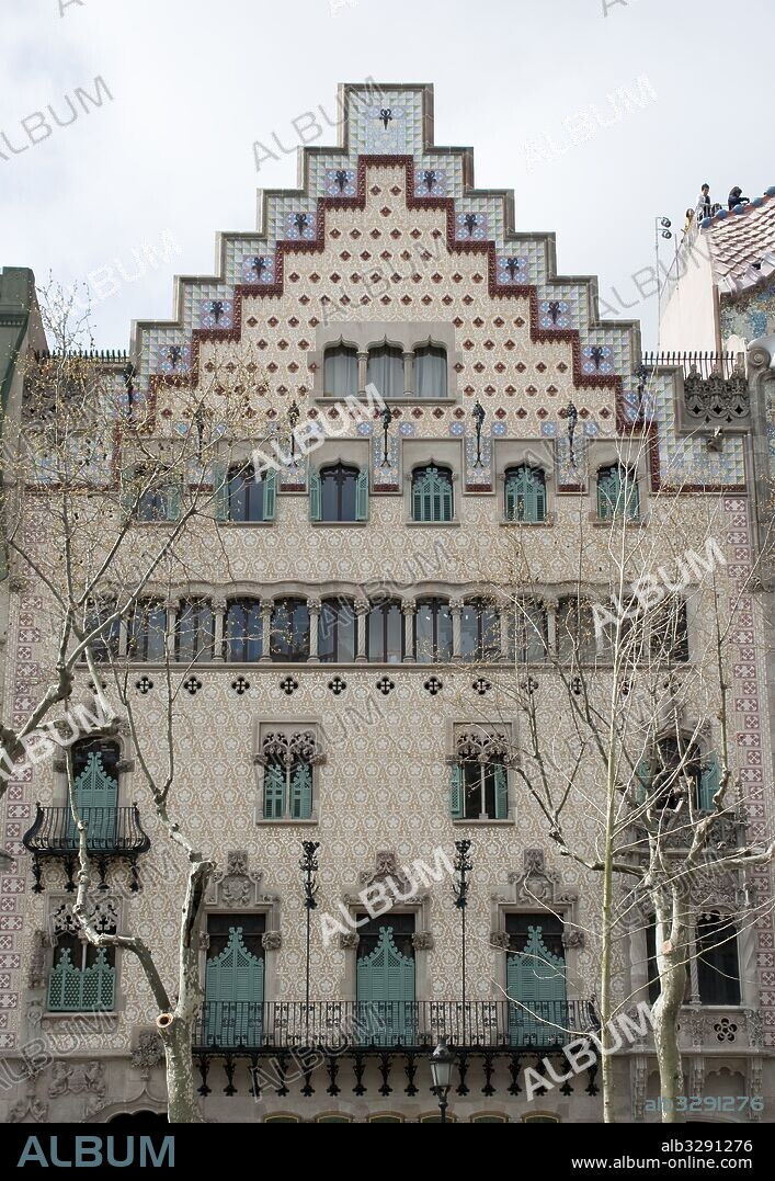 JOSEP PUIG I CADAFALCH. Casa Amatller, 1898-1900. Fachada con esgrafiados,  cerámica y forja.  Mezcla del gótico catalán y  del flamenco, enla parte superior de la misma. Modernismo. Barcelona.
