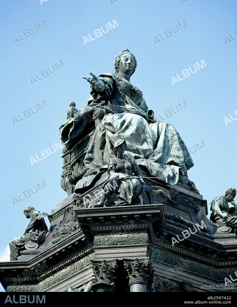 MARIA TERESA DE AUSTRIA (Viena,1717-Viena,1780). Archiduquesa de Austria, emperatriz de Alemania (1740-1780), reina de Hungría (desde 1741) y de Bohemia (desde 1743), primogénita de Carlos VI. Estatua en Maria-Theresia-Platz, realizada en 1888 por Kaspar von ZUMBUSCH, representano a la emperatriz llevando en la mano la Pragmática Sanción de 1713. VIENA. Austria.