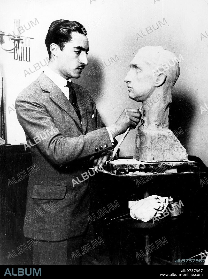 4 noviembre 1928. Miguel primo de Rivera Trabajando en la escultura de José Belmonte, hijo del Marqués de Belmonte, en su estudio en el 65 West 56 Th Street de nueva York.