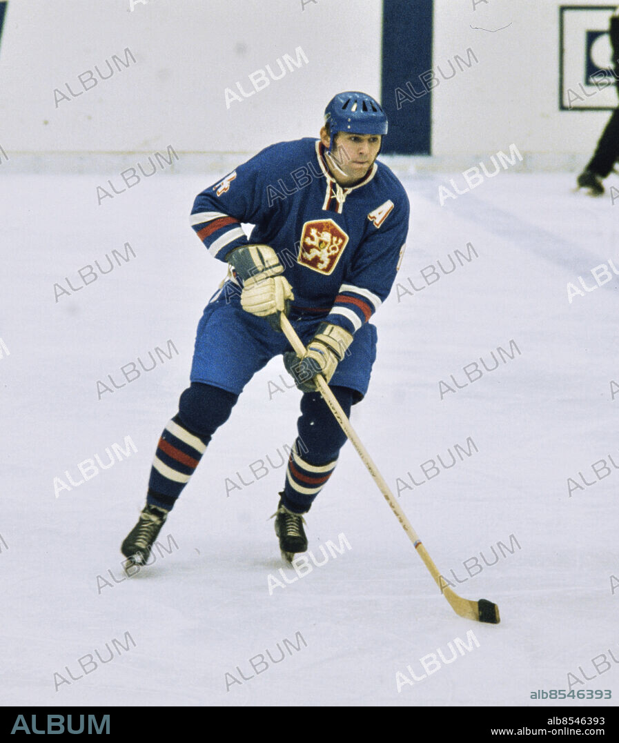 SCWEIZ 1971 MARS. Tjeckoslovakiens Vaclav Nedomansky i aktion mot Sverige i ishockey-VM i Schweiz i mars-april 1971.. Foto: Jan Collsiöö / TT / Kod: 1001.