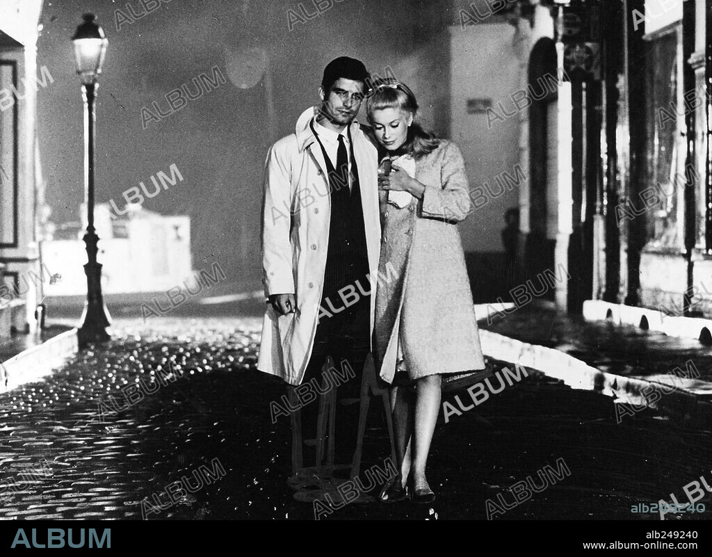 NINO CASTELNUOVO et Catherine Dorléac. CATHERINE DENEUVE et NINO CASTELNUOVO dans LES PARAPLUIES DE CHERBOURG, 1964, réalisé par JACQUES DEMY. Copyright PARC FILMS.