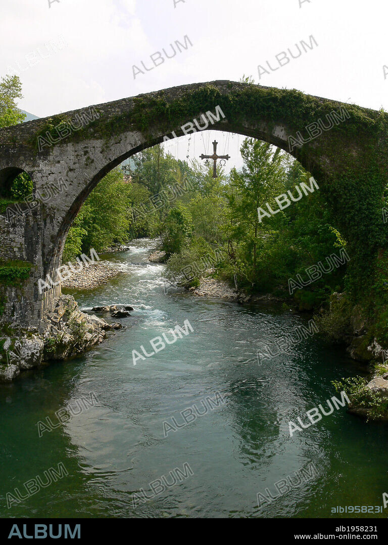 ASTURIAS. CANGAS DE ONIS. Vista del PUENTE construido en el s. XIII sobre los cimientos de un puente romano, con la Cruz de la Victoria en el centro. Por él discurren las aguas del río SELLA. España.