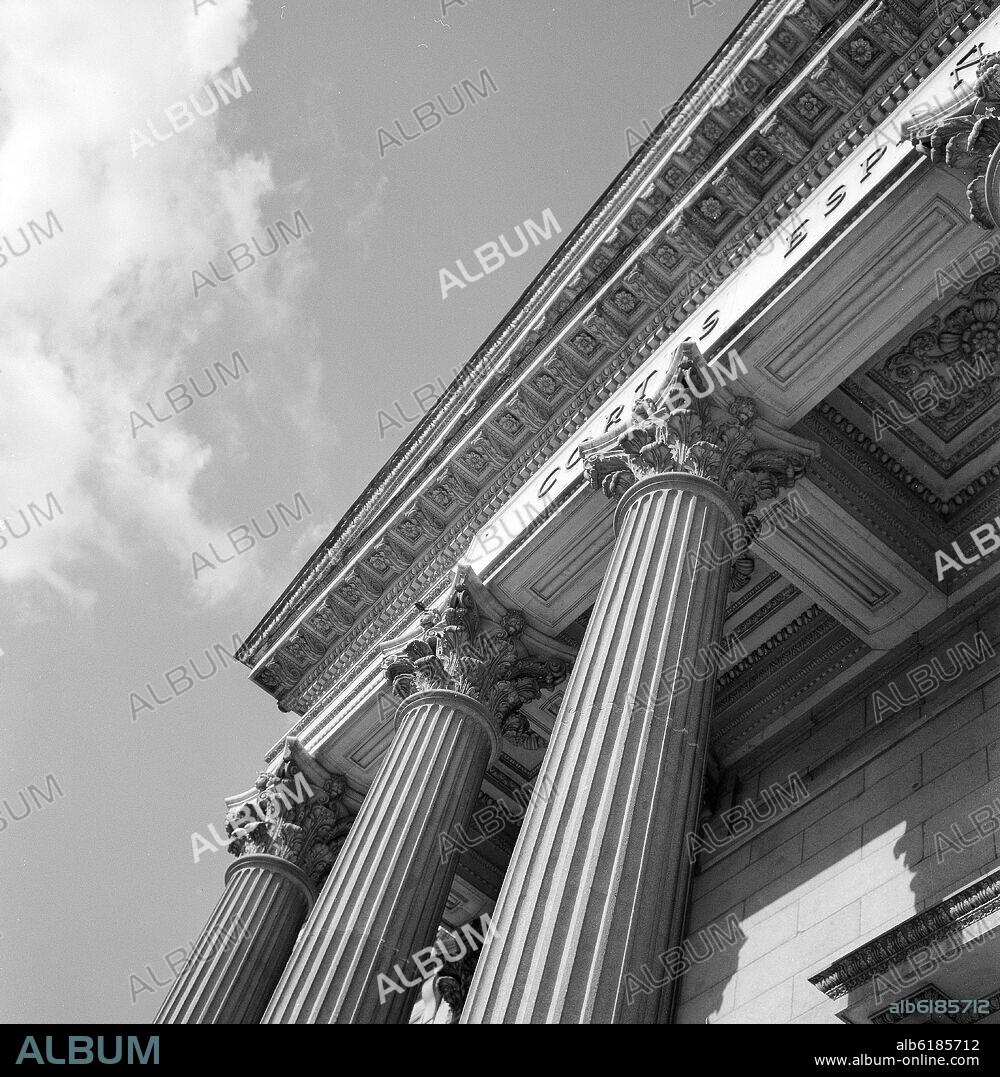 NARCISO PASCUAL Y COLOMER. DETALLE DE LAS COLUMNAS CORINTIAS DEL PORTICO DE LA FACHADA PRINCIPAL - SIGLO XIX - NEOCLASICISMO ESPAÑOL - FOTOGRAFIA EN BLANCO Y NEGRO.