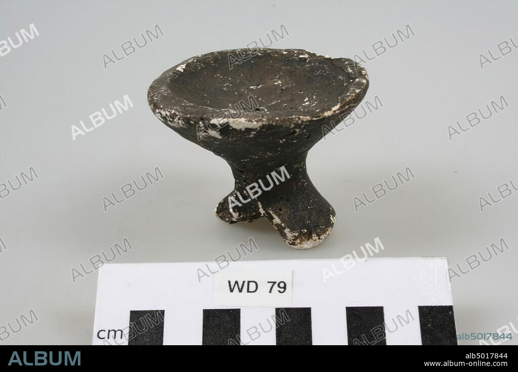 Plaster cast of a kind of cup-shaped salt shaker on one foot. Chips from the edge, casting, salt shaker, plaster, h: 5.3 cm, diam: 7 cm, prehistoric, the Netherlands, Utrecht, Wijk bij Duurstede, Wijk bij Duurstede.