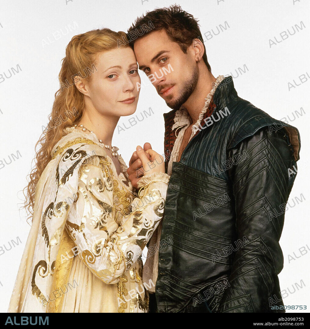 GWYNETH PALTROW and JOSEPH FIENNES in SHAKESPEARE IN LOVE, 1998, directed by JOHN MADDEN. Copyright UNIVERSAL PICTURES.