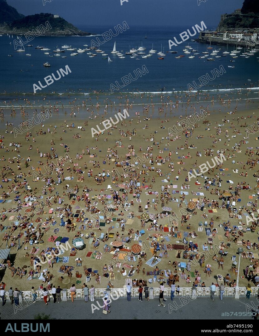 BAÑISTAS EN LA PLAYA DE LA CONCHA EN EL MES DE AGOSTO  - FOTO AÑOS 80.
