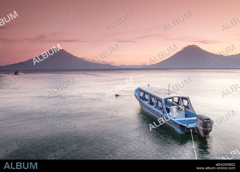 volcanes de Atitlán 3537 m. y San Pedro 3020 m. lago de Atitlán,departamento de Sololá , República de Guatemala, América Central.