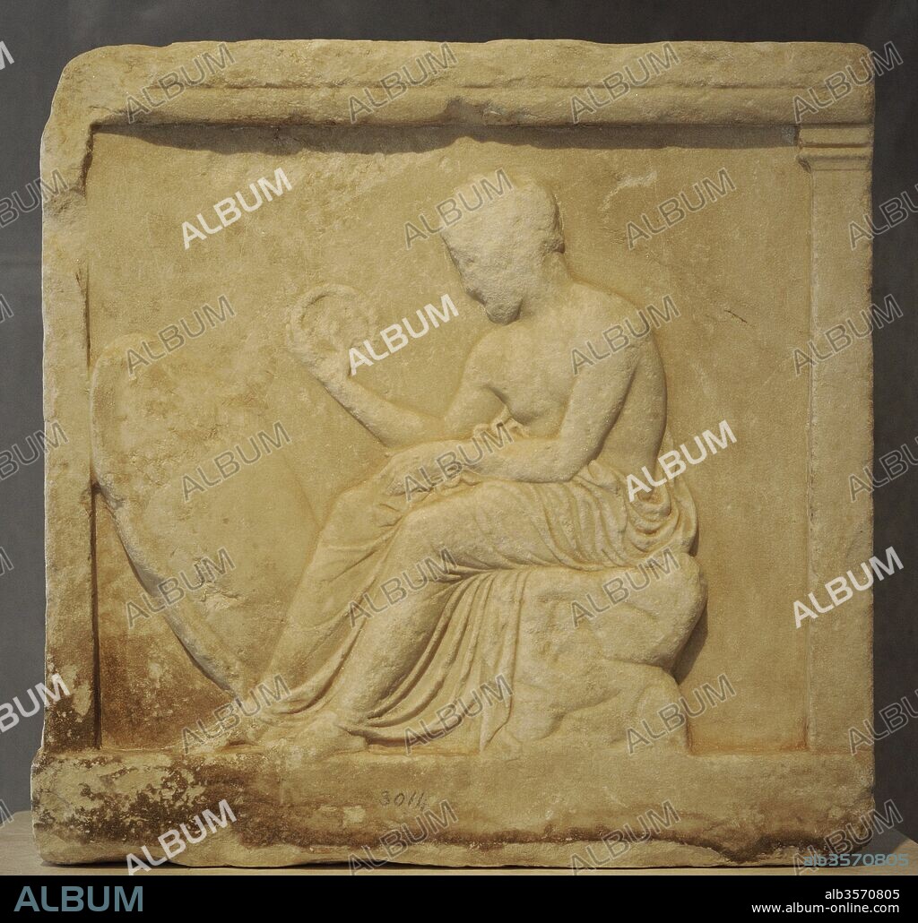 Base de una estatua decorada con relieves, cuya interpretación no está clara. En el frente, la figura masculina senada sobre una roca, sosteniendo una corona en su mano izquierda, es probablemente una personificación de los Demos atenienses (el cuerpo ciudadano). Alrededor del 410 A. C. Museo de la Acrópolis (Acropolis Museum). Atenas. Grecia.