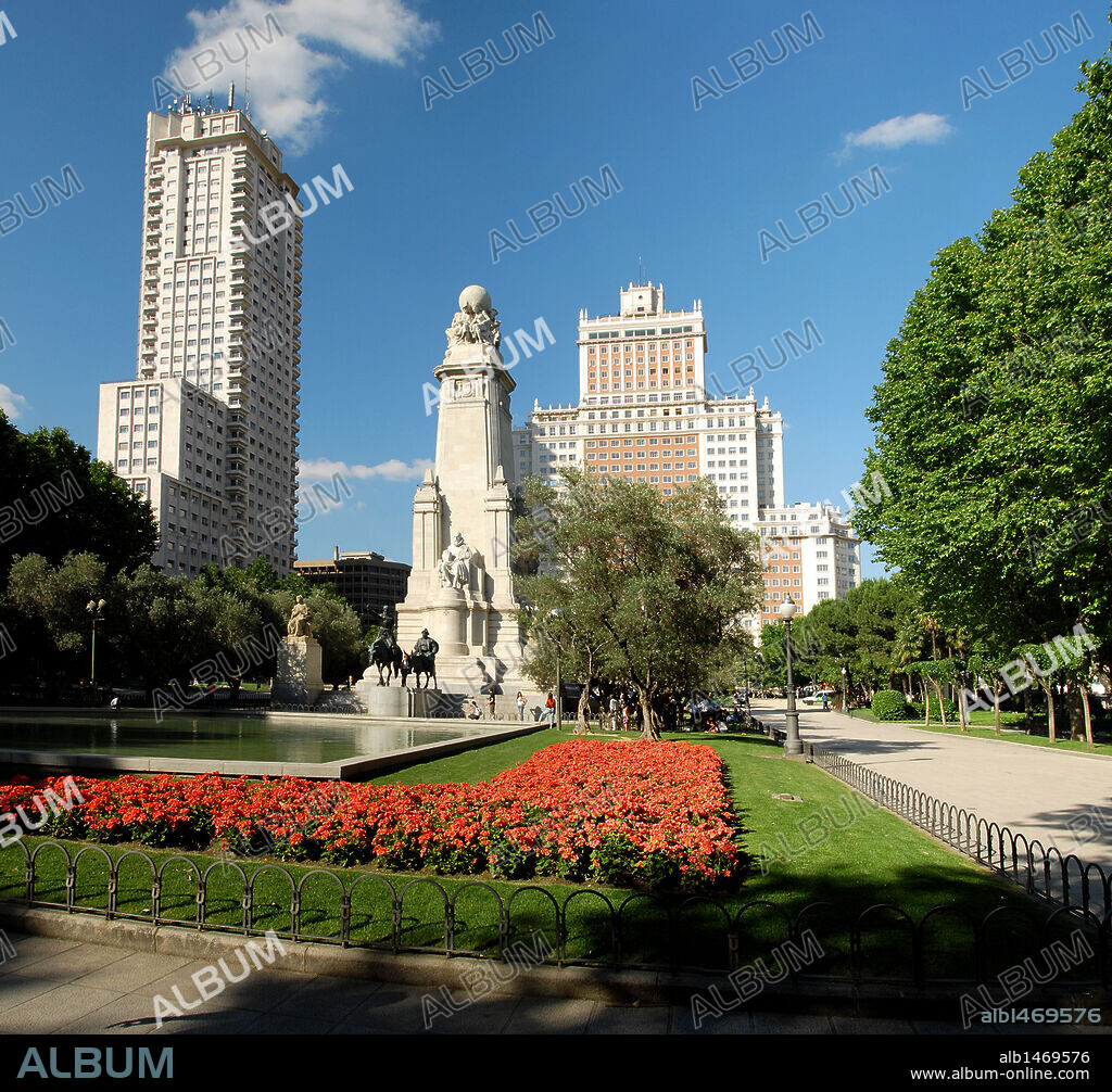 MADRID. Plaza España con el monumento a Miguel de Cervantes. España.