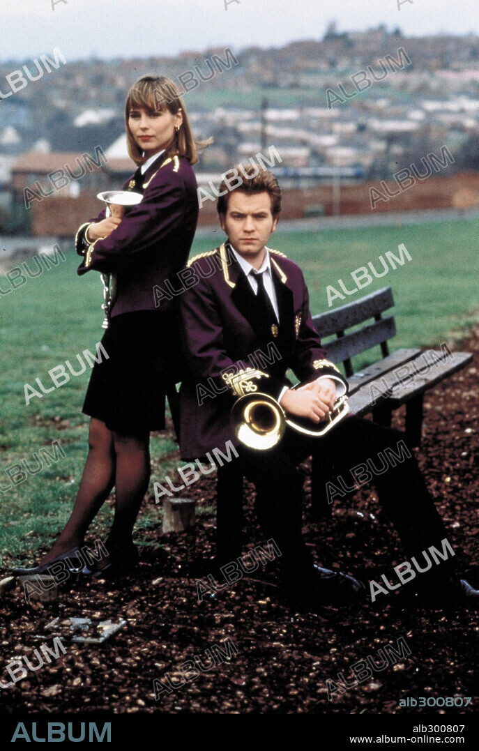 EWAN McGREGOR y TARA FITZGERALD en TOCANDO AL VIENTO; BRASSED OFF, 1996 (BRASSED OFF), dirigida por MARK HERMAN. Copyright MIRAMAX.