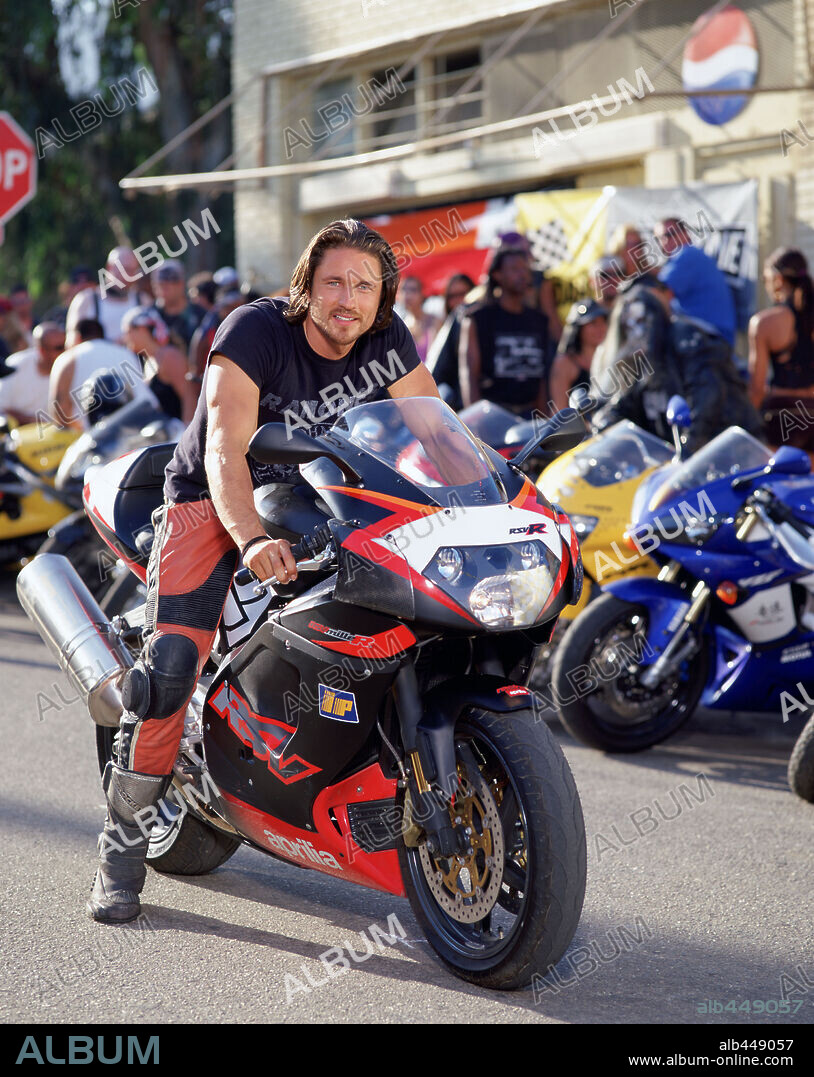 MARTIN HENDERSON en TORQUE, RODANDO AL LIMITE, 2004 (TORQUE), dirigida por JOSEPH KAHN. Copyright WARNER BROS.