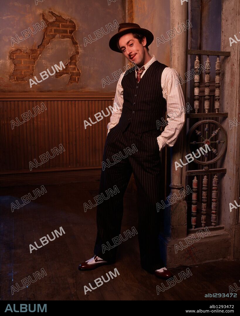 ALAN CUMMING in ANNIE, 1999, directed by ROB MARSHALL. Copyright CHRIS MONTAN/COLUMBIA TRISTAR/STORYLINE ENTERT/WALT DISNEY.