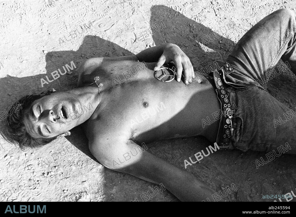 JAVIER BARDEM in JAMON JAMON, 1992, directed by JUAN JOSE BIGAS LUNA. Copyright LOLAFILMS.