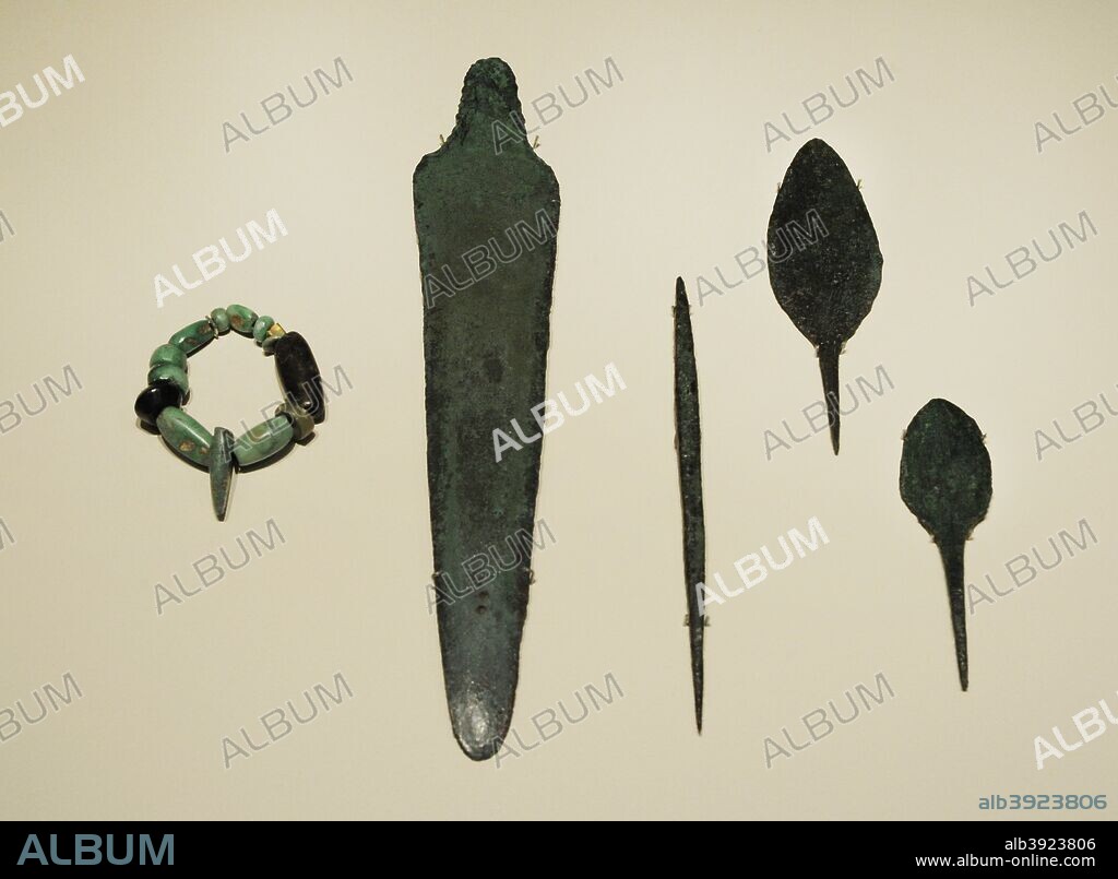 Edad del Bronce. Bronce Antiguo. Cuentas de collar, puñal, punzón y puntas de jabalina. Cobre, oro y piedra. Procedentes del Dolmen de El Teriñuelo (Aldeavieja de Tormes, provincia de Salamanca). Museo Arqueológico Nacional. Madrid. España.