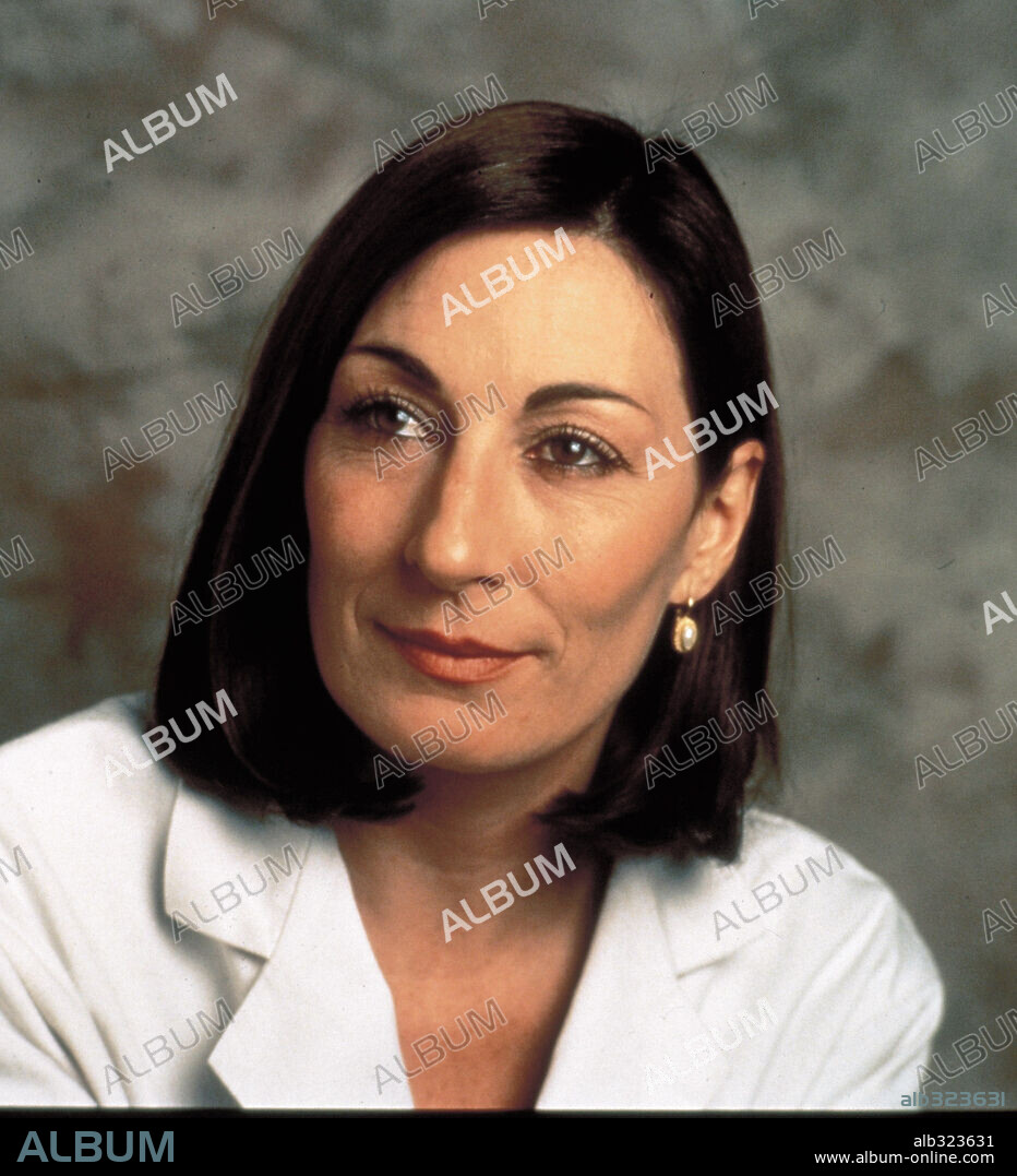 ANJELICA HUSTON in AND THE BAND PLAYED ON, 1993, directed by ROGER SPOTTISWOODE. Copyright HOME BOX OFFICE/ODYSSET ENT.