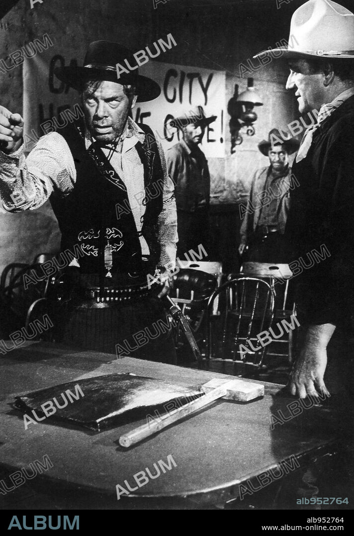 JOHN WAYNE und LEE MARVIN in THE MAN WHO SHOT LIBERTY VALANCE, 1962, unter der Regie von JOHN FORD. Copyright PARAMOUNT PICTURES.