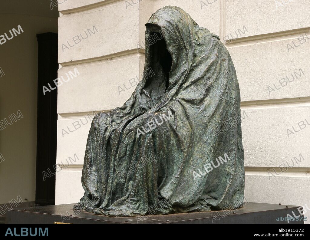 REPUBLICA CHECA. PRAGA (PRAHA). Escultura de "EL COMENDATORE", personaje de la ópera de DON GIOVANNI DE MOZART. Estrenada en éste teatro el 20-10-1787. Estatua realizada por ANNA CHROMY. Teatro Estatal. Centro Europa.