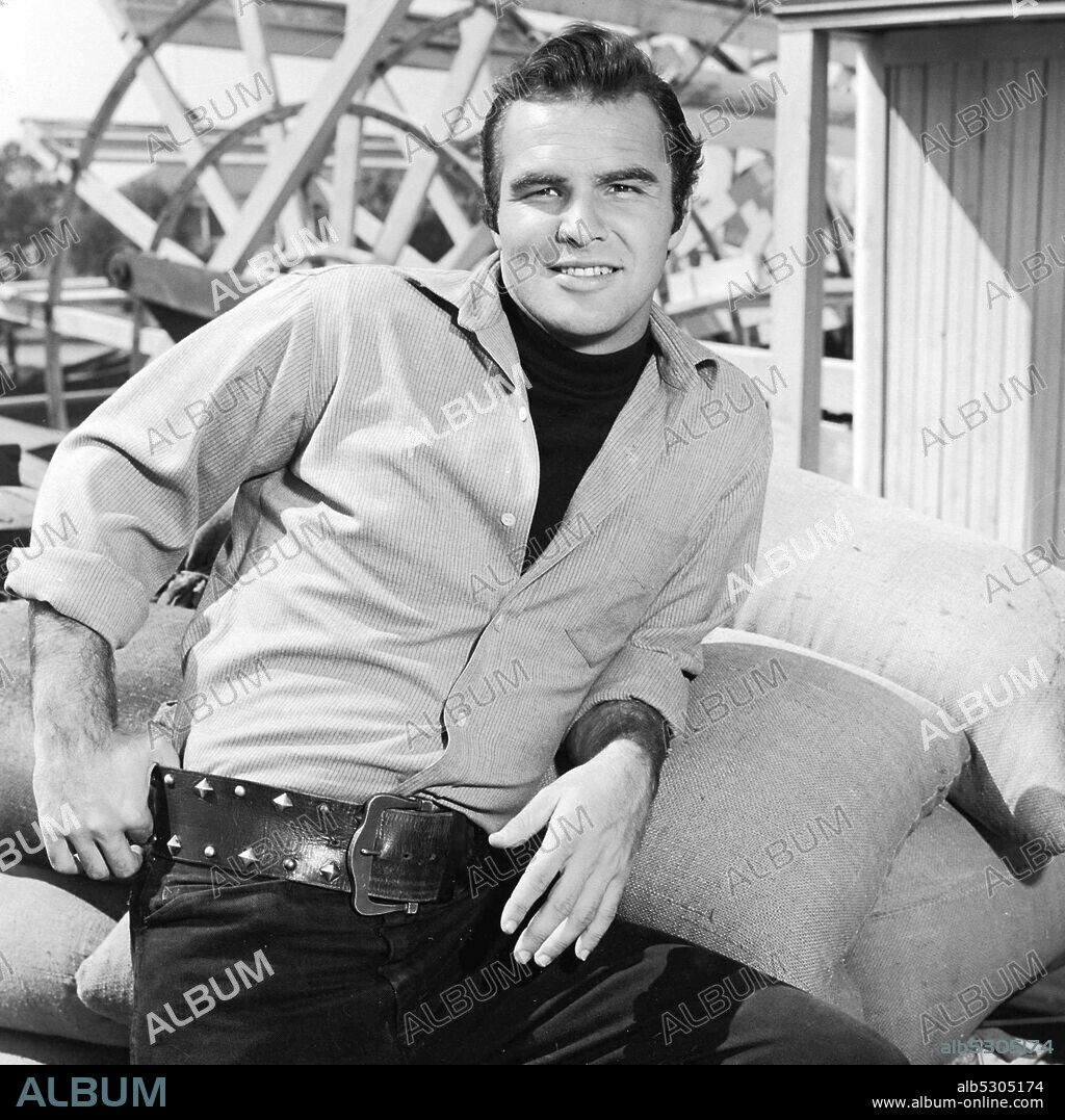 BURT REYNOLDS in RIVERBOAT, 1959, directed by HOLLINGSWORTH MORSE, RICHARD BARTLETT and WILLIAM WITNEY. Copyright Meladare Company.