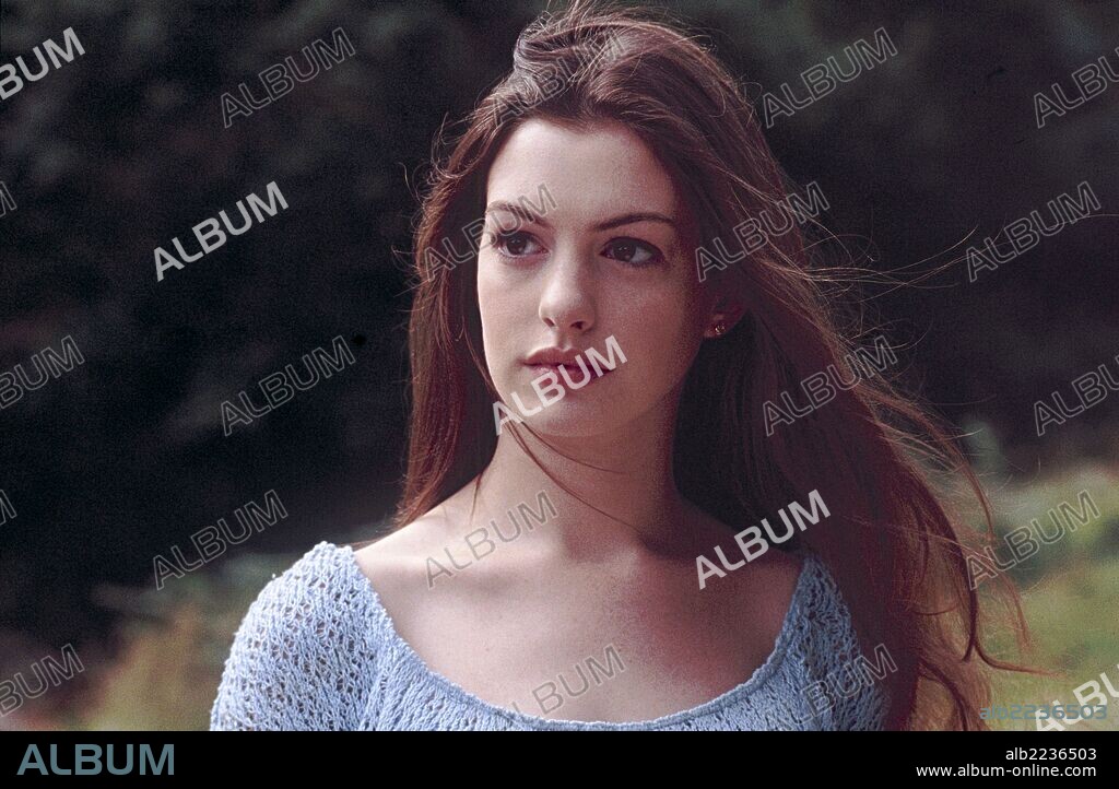 ANNE HATHAWAY dans ELLA ENCHANTED, 2004, réalisé par TOMMY O'HAVER. Copyright BLESSINGTON FILM PROD/JANE STARTZ/MIRAMAX/MOMENTUM/WORLD 200.