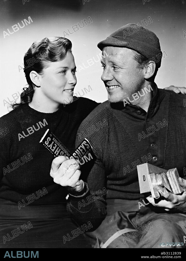 DENISE DARCEL y VAN JOHNSON en FUEGO EN LA NIEVE, 1949 (BATTLEGROUND), dirigida por WILLIAM A. WELLMAN. Copyright M.G.M.