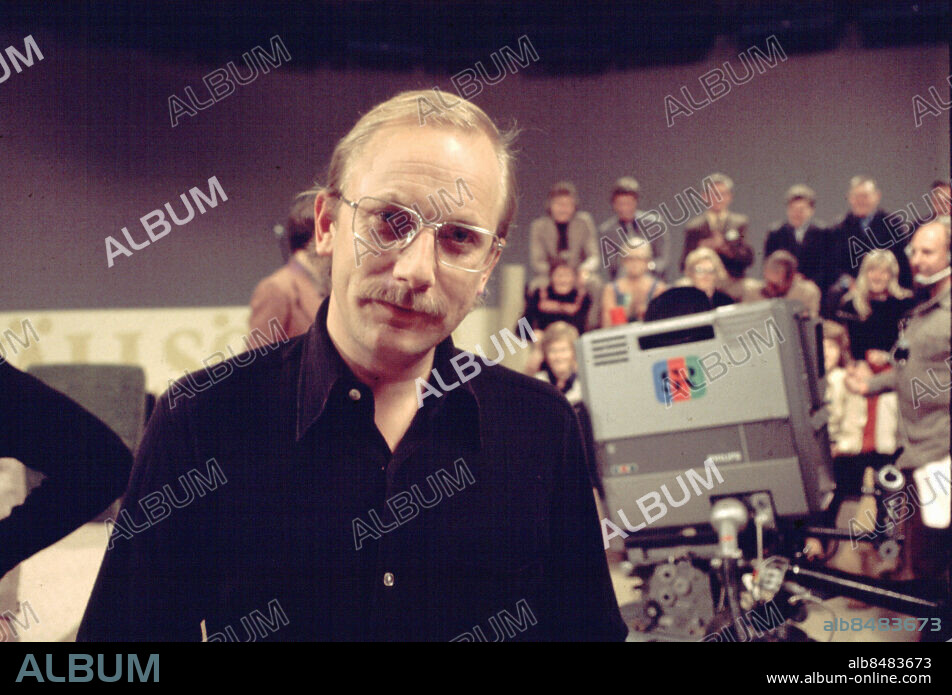 MALMÖ 1974.. Gary Engman (1938 - 2001), journalist, redaktör, programledare. Startade Kvällsöppet vid SR Malmö 1970. Medabetere vid Kvällposten , Arbetet, Aftonbladet, SR, chef Radio Malmöhus, Chefred AB, programdirektör TV Sthlm. persons: GARY ENGMAN sites: MALMÖ ;SR MALMÖ ;STUDIO 8 ;SVERIGE.
