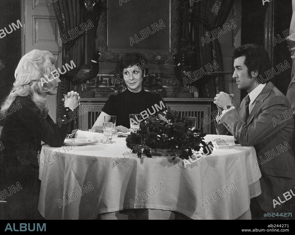 DIANIK ZURAKOWSKA, FRANCISCO VALLADARES y LINA MORGAN en DOS CHICAS DE REVISTA, 1972, dirigida por MARIANO OZORES. Copyright PICASA.